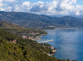 Vista da Torre Spinosa verso il Golfo di Policastro, sotto di noi il Faro ed il porticciolo di Scario.