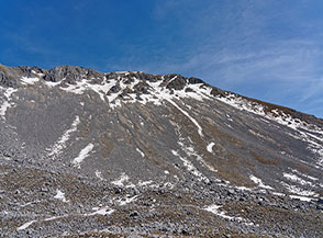 Vista sul vasto e detritico Versante Ovest de la Meta.