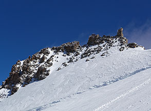 Il tempo ci arride ed un cielo blu cobalto avvolge la vetta del Gran Paradiso..
