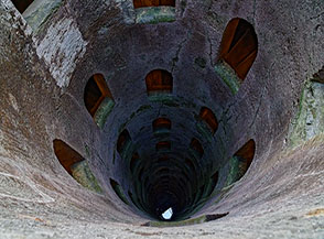 Primo affaccio all&rsquo;interno del Pozzo di San Patrizio a Orvieto: capolavoro d&rsquo;ingegneria rinascimentale.