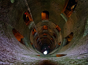 &ldquo;Sempre pi&ugrave; gi&ugrave;&ldquo; (Pozzo di San Patrizio).