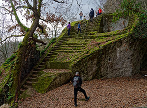 La cosiddetta Piramide Etrusca di Bomarzo: un macigno di 16 mt. di altezza scolpito dall&rsquo;uomo in antichit&agrave; ma di cui rimane incerto lo scopo.