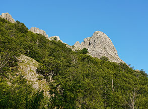 Il picco del Monte Grondilice si scalda ai primi raggi di luce in Val Serenaia.