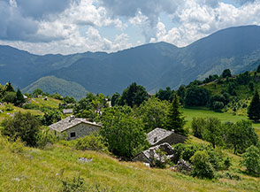Vista sulle montagne dal piccolo borgo agreste di Campocatino.