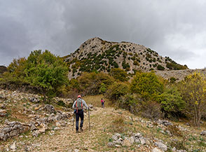 Primi passi risalendo nel Vallone Fra Paolo con il Monte Daino sullo sfondo.