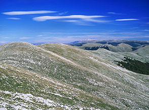 La comoda cresta che unisce il Monte Cornacchia alla cima Tre Confini, nel cielo nubi lenticolari.
