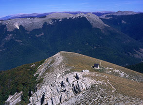 Il Rifugio Coppo dell&rsquo;Orso, alle spalle Monte Marcolano.