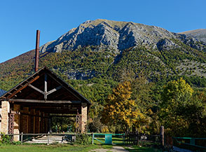 Dalla Vecchia Segheria di Opi all&rsquo;inizio della Valle Fondillo vista sul Monte Calanga.
