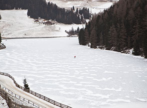 Il Lago di Valdurna d&rsquo;inverno si trasforma in una bellissima pista di ghiaccio.