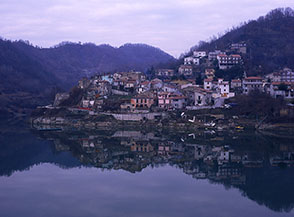 &ldquo;Originale e copia&rdquo; (Fiumata sul Lago del Salto).
