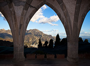 Vista sui monti dal loggiato di Villa Cimbrone.