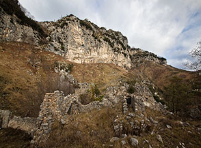 Uno sguardo alle pareti di calcare che dominano i ruderi del Convento di Cospita.