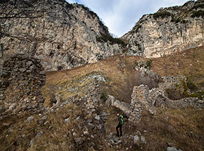 Tra i ruderi del Convento di Cospita sulla Costiera Amalfitana.