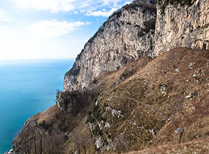 La grande terrazza prativa affacciata sul mare di Amalfi dove si trova il Convento di Cospita.