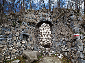 Antica costruzione in rovina nella Valle delle Ferriere.