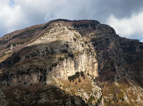 Particolare delle selvagge falesie di calcare che adornano la Valle delle Ferriere.