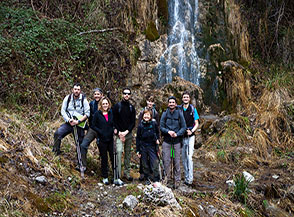 Foto di gruppo ai piedi della Cascata del Paradiso in Valle delle Ferriere.