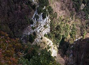Lama di luce sui dirupati fianchi di Valle delle Ferriere.