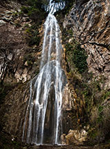 La bella cascata (stagionale) all&rsquo;imbocco delle Gole del Fiume Ceraso.