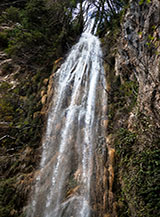 La bella cascata (stagionale) all&rsquo;imbocco delle Gole del Fiume Ceraso.