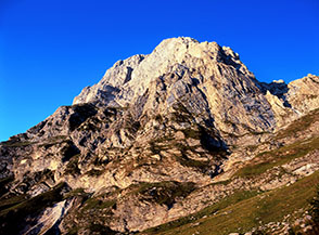 I raggi del primo mattino illuminano i 1000 metri di dislivello alla Parete Nord dell&rsquo;Anticima della Vetta Orientale.