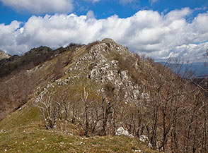 Il tratto sommitale della Cresta Sud del Monte Cervia, il pi&ugrave; suggestivo con una successione di denti rocciosi.
