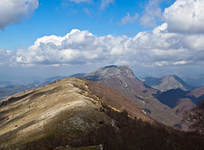 La cresta di Colle Piobbo al sole, ci indica la direzione per il Monte Navegna.