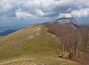 Colle Piobbo con sullo sfondo il Navegna.