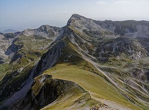 La possente e sinuosa cresta che dalla Sella dei Grilli (in primo piano) sale al Pizzo Cefalone, separando Campo Pericoli (sulla sx) dall&rsquo;Alto Venacquaro.