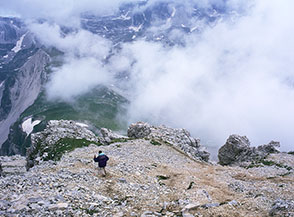 La via del ritorno sul ripido pendio a sud del Pizzo d&rsquo;Intermesoli.