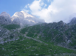 Lo sbocco del Vallone dei Ginepri nella Val Maone.