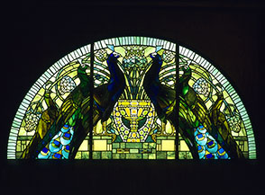 I pavoni (Umberto Bottazzi, 1912, vetrata liberty alla Casina delle Civette di Villa Torlonia).