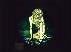 Ragazza sulla spiaggia (Duilio Cambellotti, 1917, vetrata liberty alla Casina delle Civette di Villa Torlonia).