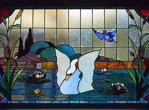 Il cigno (laboratorio Picchiarini, 1914, vetrata liberty alla Casina delle Civette di Villa Torlonia).