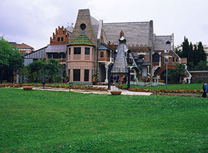 Veduta d&rsquo;insieme della Casina delle Civette a Villa Torlonia.