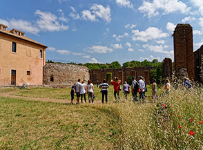 Scorcio sull&rsquo;area scoperta che circonda il Mausoleo di Romolo nel complesso di Villa Massenzio.