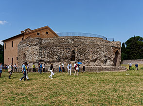 Il Mausoleo di Romolo, tomba dinastica dell&rsquo;Imperatore Massenzio risalente al 300 d.C. in cui fu sepolto il figlio morto a soli 7 anni.
