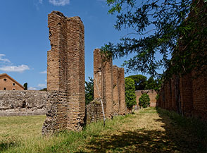 Scorcio del quadriportico che circonda il Mausoleo di Romolo.