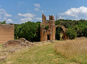 Scorcio del grande circo di Villa Massenzio con una delle due torri poste nei pressi dei carceres (postazione di partenza visibili sulla sx).