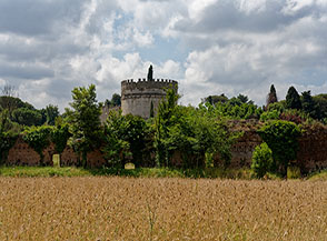 Il Mausoleo di Cecilia Metella visto dal Circo di Massenzio.
