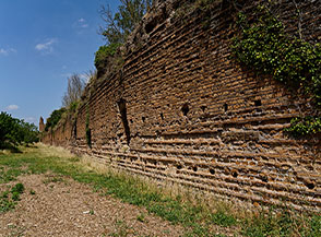 Particolare delle mura di confine del Circo di Massenzio.