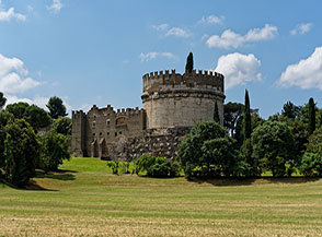 Il Mausoleo di Cecilia Metella circondato dai prati della campagna romana.