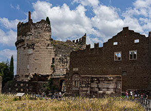 Il circolare Mausoleo di Cecilia Metella con il Castrum Caetani di fianco.