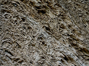 Complessa stratificazione rocciosa a Villa Gregoriana.