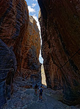 Sul fondo del canyon dove le pareti sopra di noi quasi si toccano (Canyon di Balid Sayt).