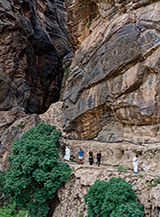 Il traverso sulla roccia con cui si esce dal Canyon di Balid Sayt.