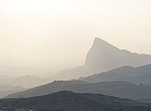 Cime lontane e misteriose che mai conoscer&ograve; mi lasciano un velo di tristezza (area di Jebel Shams).