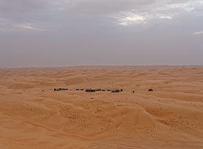 Campo tendato sperso tra le dune del Wahiba Sands.