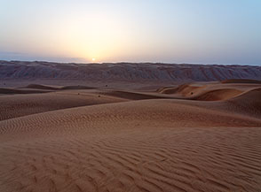 L&rsquo;alba di un nuovo giorno sulle dune del Wahiba Sands.