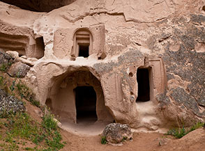 Ingresso della Chiesa del Pesce e Uva a Zelve (Valle 1).